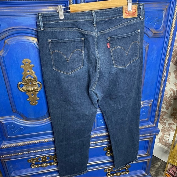 Levis womens high waisted taper jeans Medium Wash Ankle Length Sz 33 X 27 - Picture 2 of 3